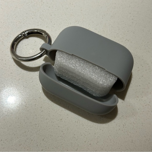 AirPod Pro Silicone Case with Keyring - Picture 3 of 8
